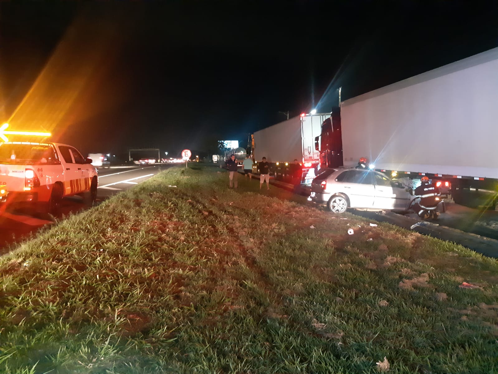 Cinco pessoas ficam feridas em acidente entre carros e caminhão na Via Dutra em Guaratinguetá