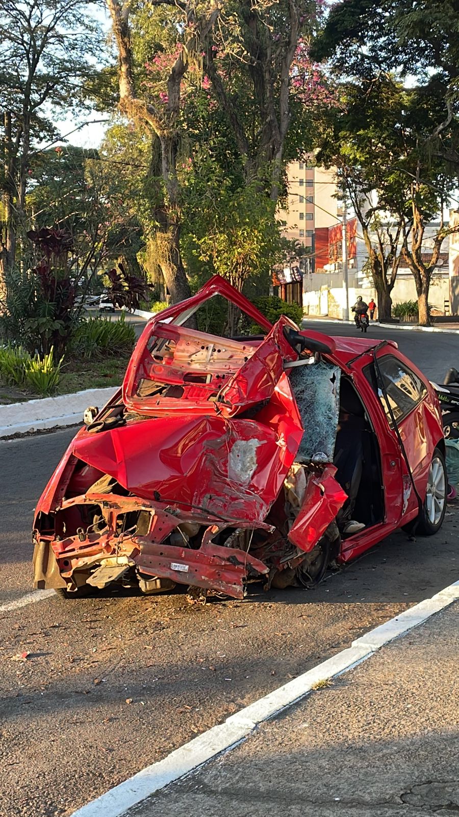 Homem morre após bater o carro em poste durante perseguição policial em Taubaté