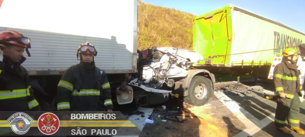 Acidente entre duas carretas deixa um morto na rodovia Carvalho Pinto em Jacareí