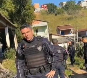 GCM de São José dos Campos atira spray de pimenta no rosto de moradora em ação de demolição de casas