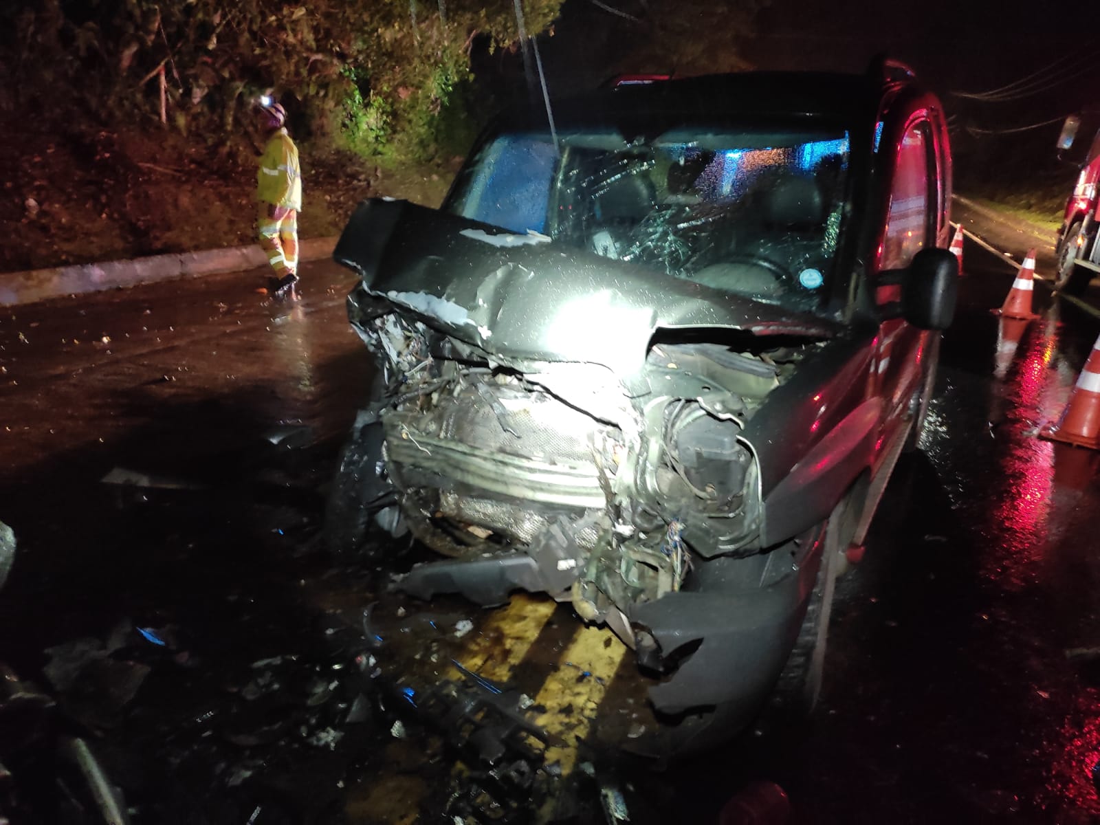 Colisão frontal deixa quatro pessoas ficam feridas na Rio-Santos em Ubatuba