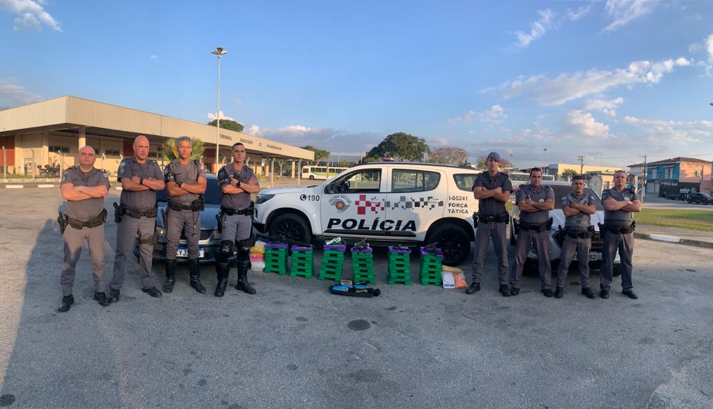 PM apreende 140 kg de drogas, armas, munições e carros em Pinda