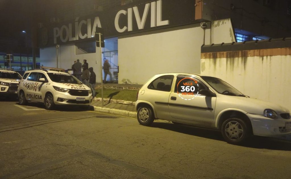 Criminosos roubam carro em Taubaté, capotam o veículo na Via Dutra e são presos pela PM em Caçapava