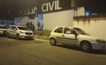 Criminosos roubam carro em Taubaté, capotam o veículo na Via Dutra e são presos pela PM em Caçapava