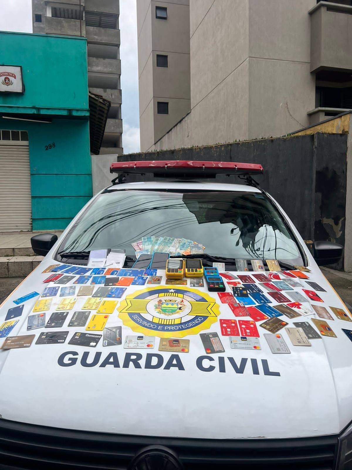 GCM de Taubaté prende três suspeitos de estelionato com 83 cartões bancários