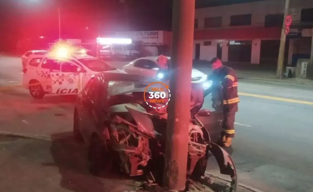 Carro bate em poste em São José dos Campos e mulher morre