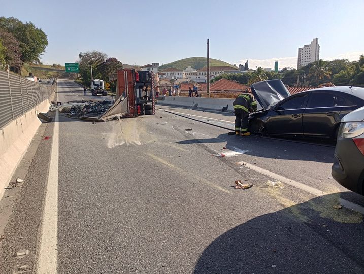 Acidente interdita totalmente a Via Dutra em Guaratinguetá por mais de 3 horas