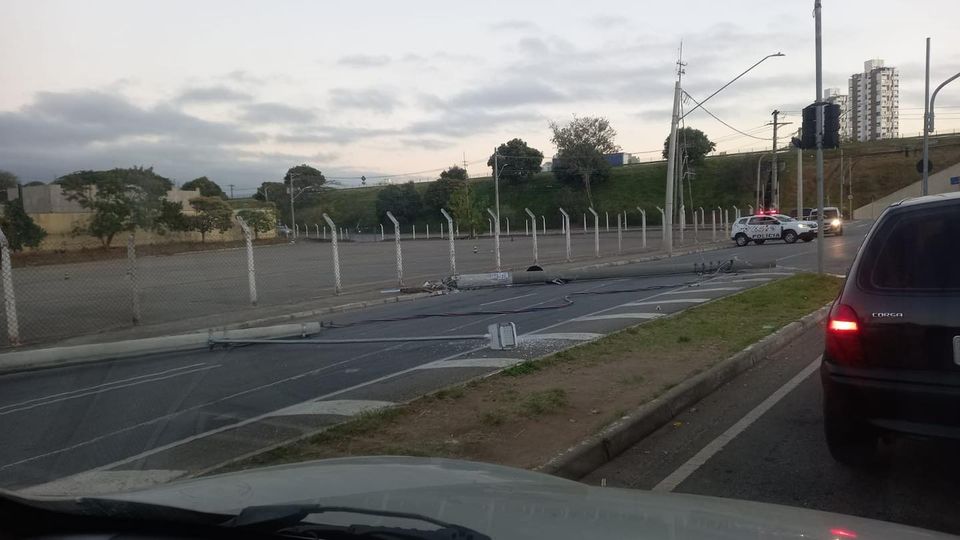 Motorista derruba postes em avenida de Taubaté e foge. Fornecimento de energia é afetado