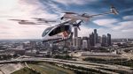 "Quando começamos a procurar um local para fabricar nosso eVTOL, quisemos repensar como a aeronave poderia ser construída utilizando as mais recentes tecnologias e processos de fabricação, combinados com outros aspectos, como a cadeia de suprimentos e logística", disse André Stein, co-CEO da Eve. "Nosso objetivo é oferecer produtos e serviços seguros ao mercado e ser altamente competitivos em eficiência de produção. A nova linha de montagem está sendo projetada para priorizar segurança, qualidade, eficiência, produtividade e sustentabilidade." "Essa decisão está alinhada ao nosso plano estratégico de crescimento baseado em inovação e sustentabilidade", disse Francisco Gomes Neto, Presidente e CEO da Embraer. "Acreditamos no enorme potencial do mercado global de Mobilidade Aérea Urbana e reforçamos nosso compromisso com a Eve como uma das principais empresas desse setor." Em maio de 2022, a Eve anunciou uma parceria com a Porsche Consulting para definir a estratégia macro global de produção, cadeia de suprimentos e logística de seu eVTOL. Desde então, as empresas têm trabalhado juntas para pesquisar conceitos avançados de fabricação e inovação, utilizando suas expertises em aeronáutica e automobilismo para projetar um conceito de industrialização para aeronaves eVTOL baseado em padrões elevados de segurança, qualidade, eficiência e foco no cliente. "Estamos focados em alcançar os mais altos níveis de excelência na fabricação do eVTOL por meio dos constantes aprendizados e uma abordagem inovadora. Após extensa pesquisa em conceitos avançados de produção e inovação por mais de um ano, estamos preparados para estabelecer nossa primeira fábrica para a produção do eVTOL. Com confiança em nossas capacidades, estamos preparados para expandir de forma eficiente e sustentável o volume de produção para atender às demandas de um mercado em crescimento", acrescentou Alice Altissimo, Vice-Presidente de Gerenciamento de Programas e Operações da Eve. A Eve continua progredindo no desenvolvimento de seu eVTOL e também está focada em criar um amplo portfólio de soluções agnósticas, incluindo um software único de Gerenciamento de Tráfego Aéreo Urbano (Urban ATM) para otimizar e expandir as operações de Mobilidade Aérea Urbana em todo o mundo.