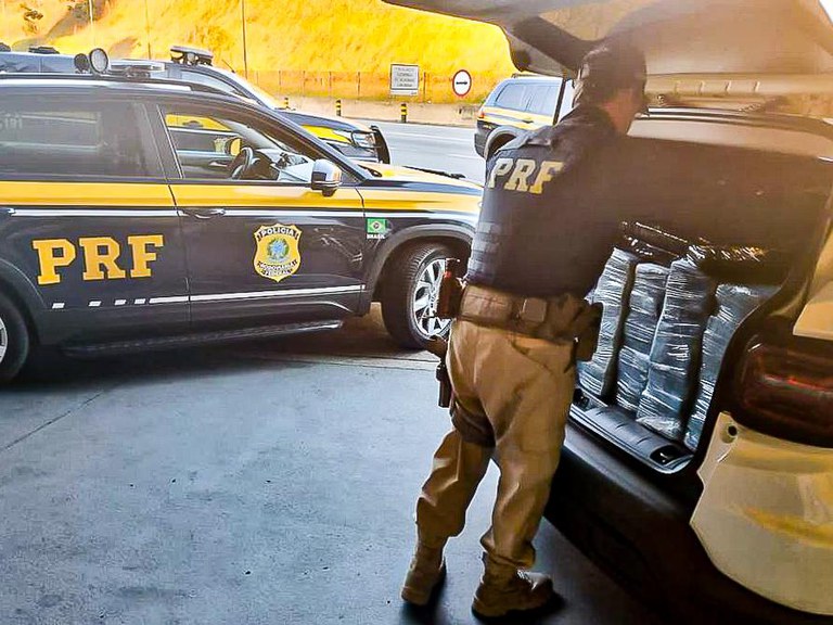 PRF apreende quase 400 kg de drogas em carro na Via Dutra