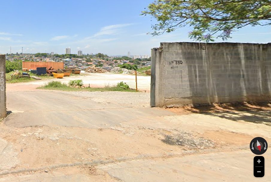 Caminhão cai em ribanceira e motorista morre em São José dos Campos