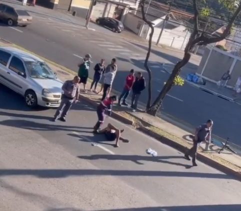 Homem armado rouba celular, foge em bicicleta, é atropelado e preso em São José dos Campos