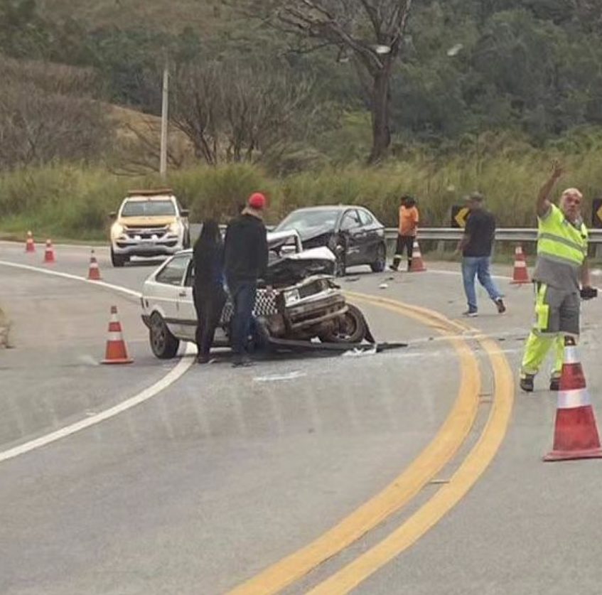 Pelo menos duas pessoas ficam feridas em acidente pela rodovia Oswaldo Cruz em Taubaté