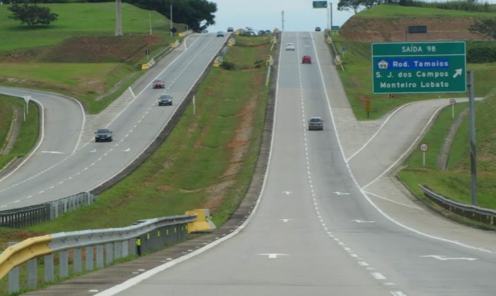 Furgão capota e pega fogo na Rodovia Carvalho Pinto em São José dos Campos