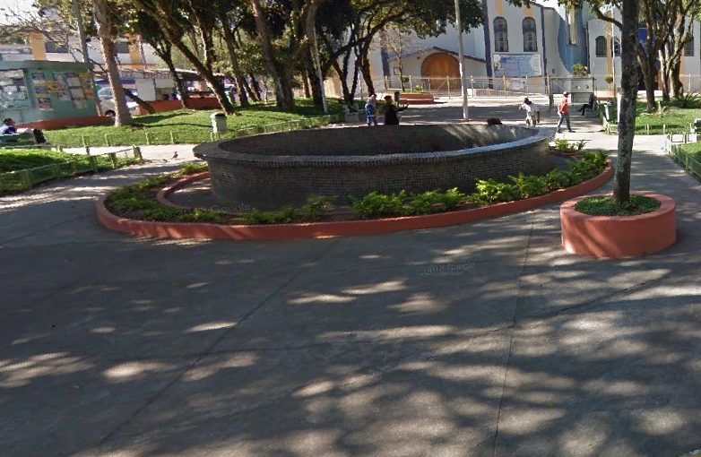 Mulher é encontrada morta dentro de fonte em praça de São José dos Campos
