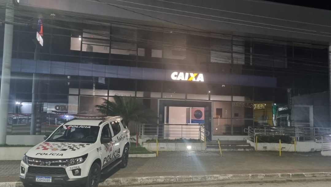 Homem que furtou banco foge da delegacia da PF, pela porta da frente, em São José dos Campos