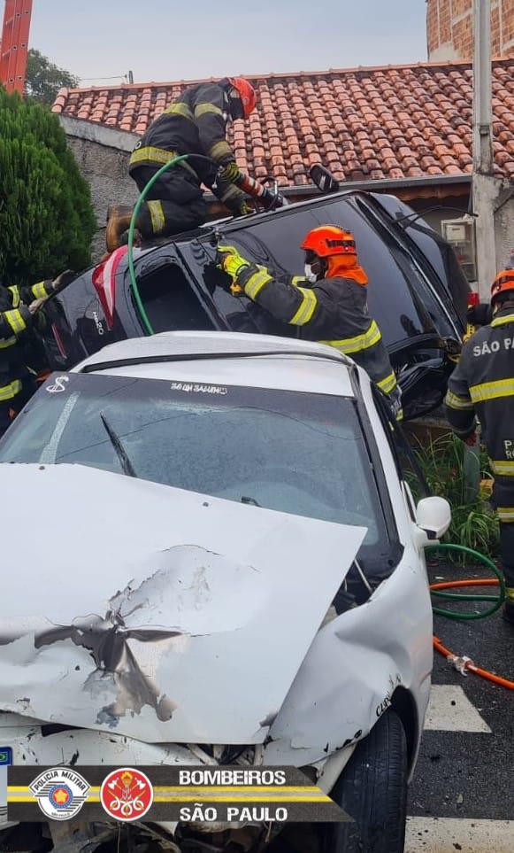 Colisão frontal em via de Taubaté deixa duas pessoas feridas