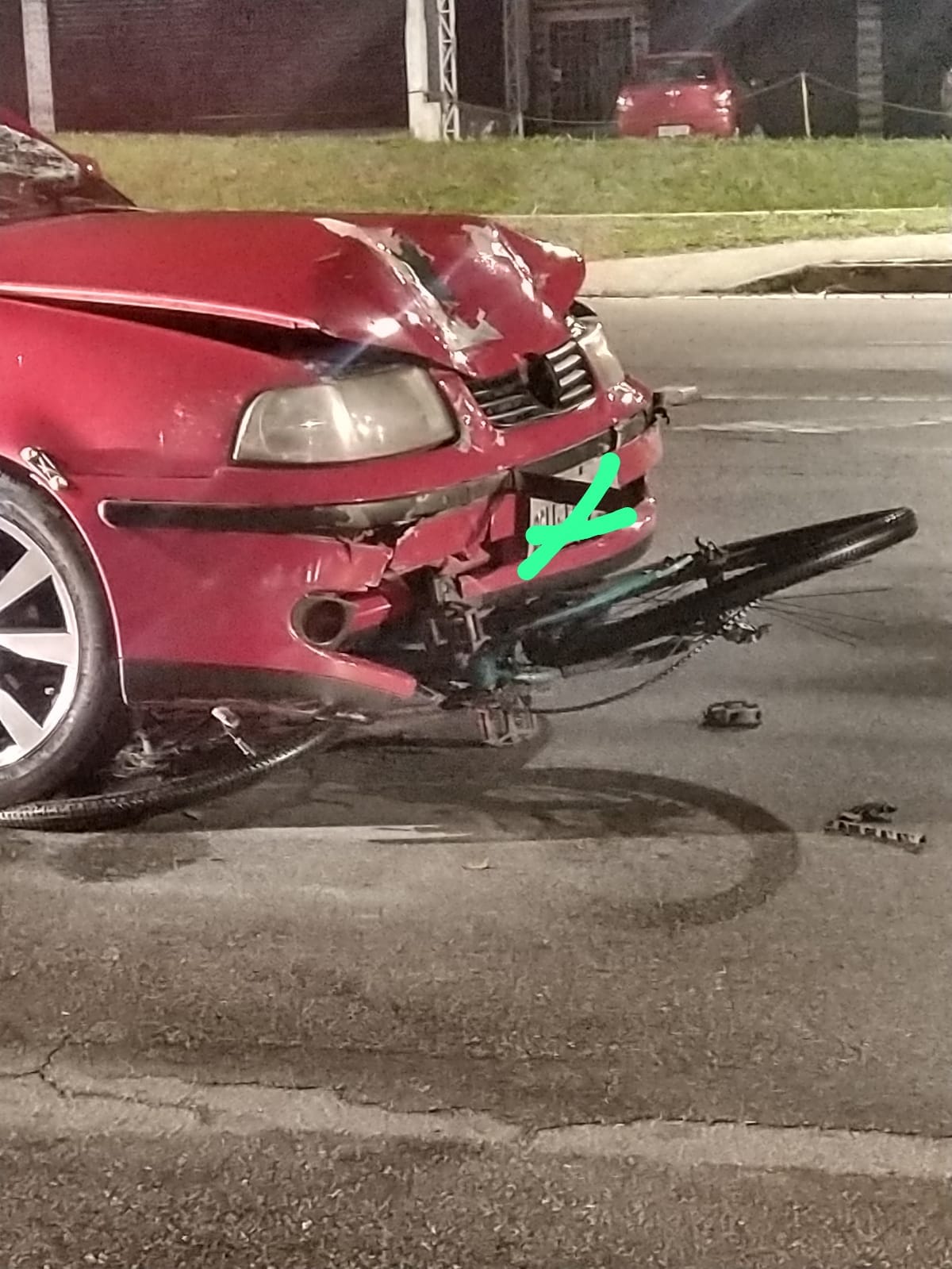 Ciclista fica ferido ao ser atropelado por carro em Avenida de São José dos Campos