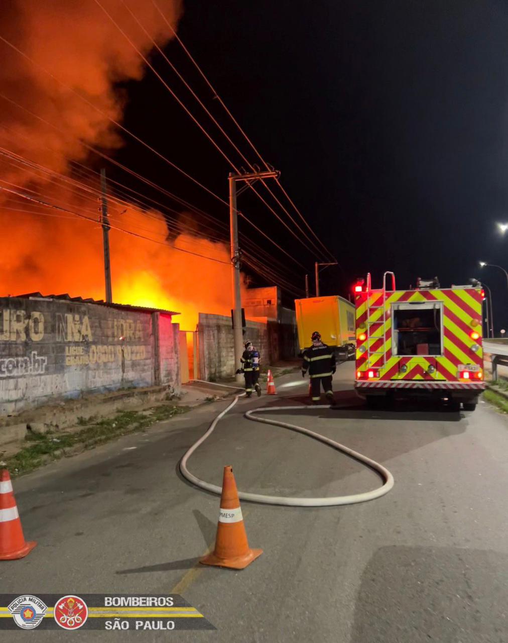 Incêndio de grandes proporções atinge depósito de materiais recicláveis em Taubaté