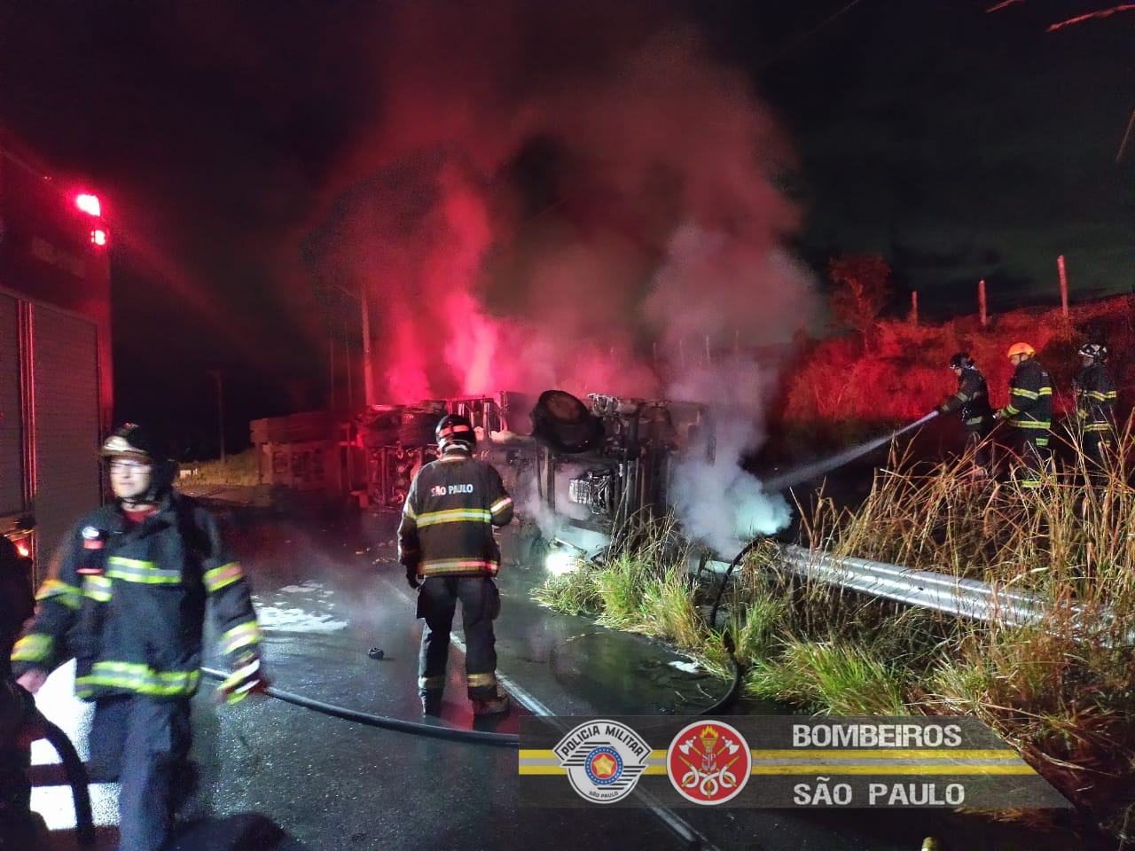 Motorista fica preso nas ferragens em acidente com caminhão que pegou fogo em Jacareí