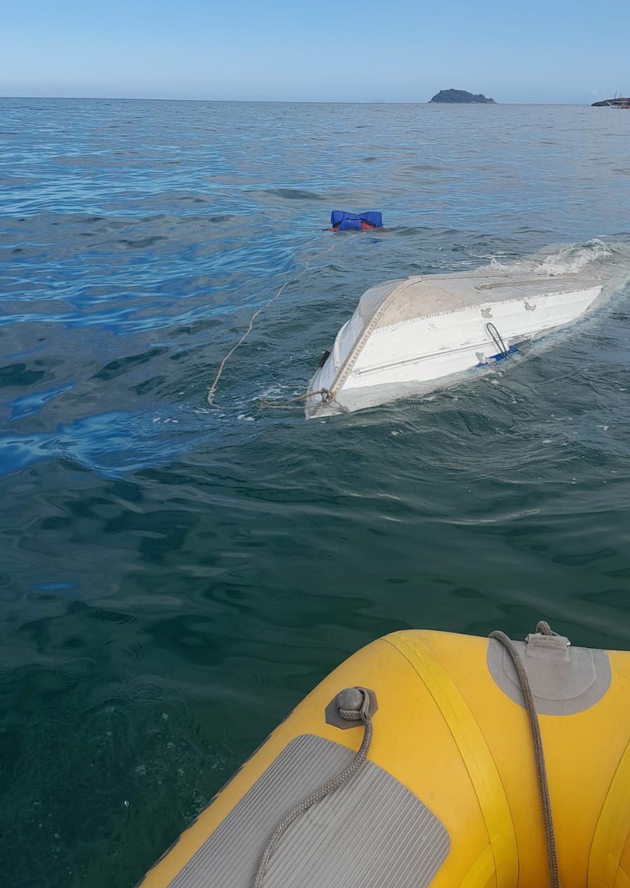 Embarcação com quatro pessoas vira e uma morre em Ubatuba