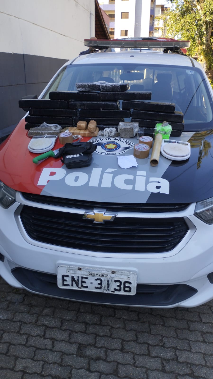 Homem é preso com quase 18 kg de drogas em Ubatuba