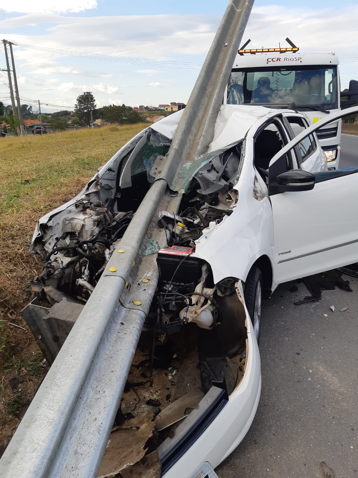 Carro fica destruído ao se chocar contra guard-rail, na Via Dutra, em Taubaté