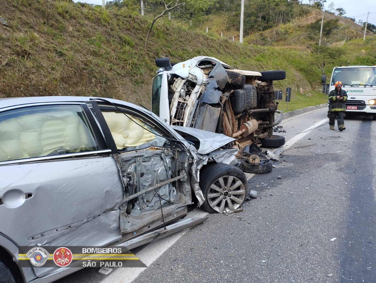 Colisão entre quatro veículos deixa 15 vítimas na rodovia dos Tamoios, sendo duas graves e duas moderadas