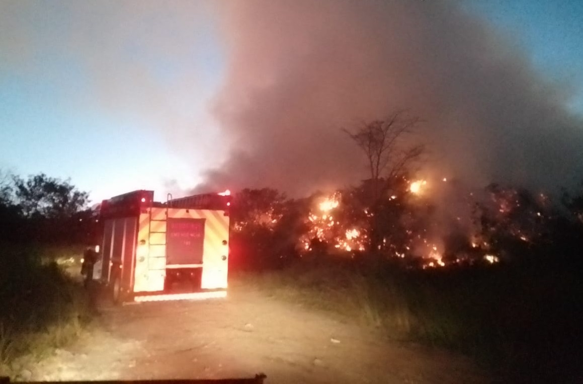 Incêndio no aterro sanitário em Taubaté, queima 8 toneladas de resíduos, e mobiliza Bombeiros e Defesa Civil