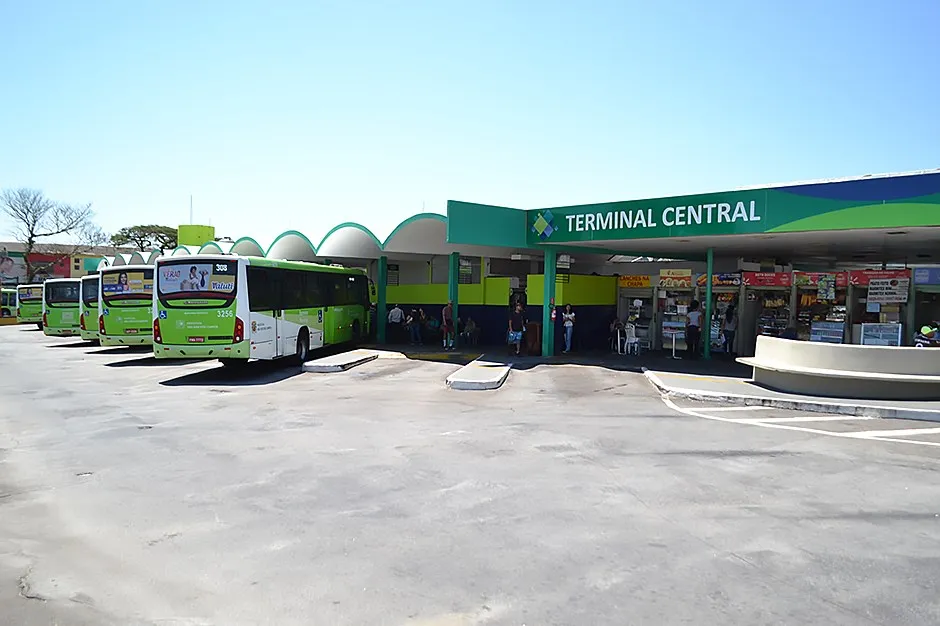 Prefeitura de São José dos Campos se cala a respeito de fiscalização de pessoas que tomam banho em pia de banheiro da Rodoviária Velha