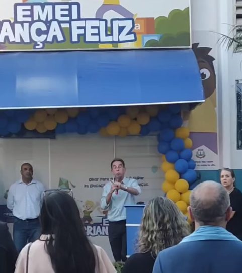 Prefeito manda GCM apreender celular de vereador em evento público