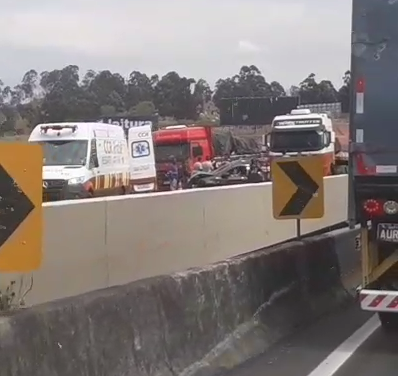 Acidente envolvendo caminhão e quatro carros interdita Via Dutra em Caçapava