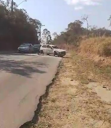 Adolescente fica ferido em capotamento de carro em São José dos Campos