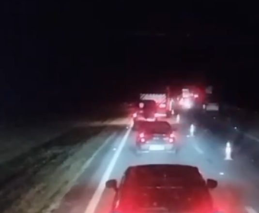 Carro atravessa canteiro central, bate de frente com outro veículo e três crianças e uma mulher morrem em rodovia de Jacareí
