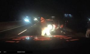 Perseguição na Via Dutra, em Jacareí, mostra prisão de assaltantes e resgate de caminhoneiro que teve o veículo roubado