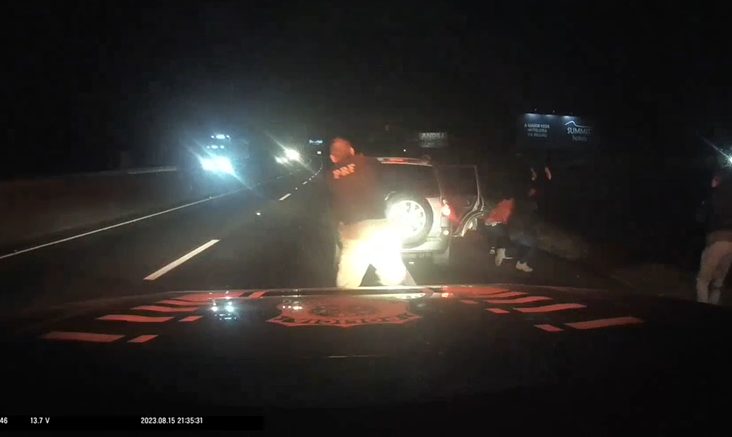 ASSISTA: Perseguição na Via Dutra, em Jacareí, mostra prisão de assaltantes e resgate de caminhoneiro que teve o veículo roubado