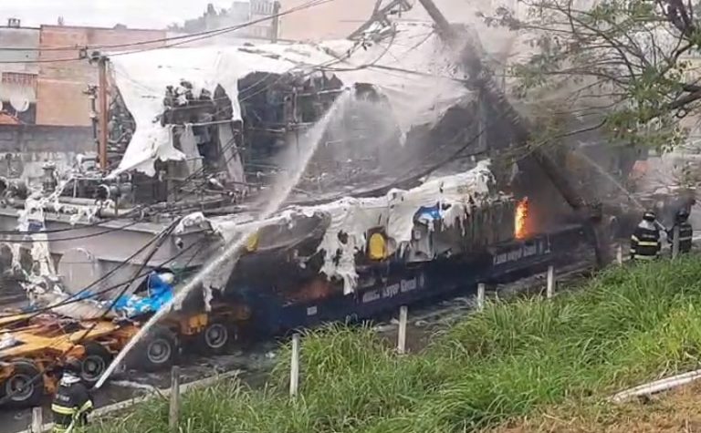 Carreta de grande porte com compressor arrasta poste e pega fogo em Taubaté