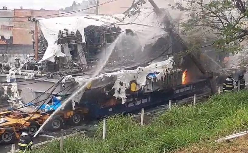 Carreta de grande porte com compressor arrasta poste e pega fogo em Taubaté
