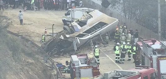 Ônibus com torcedores do Corinthians do Vale do Paraíba capota e deixa sete mortos em Minas Gerais