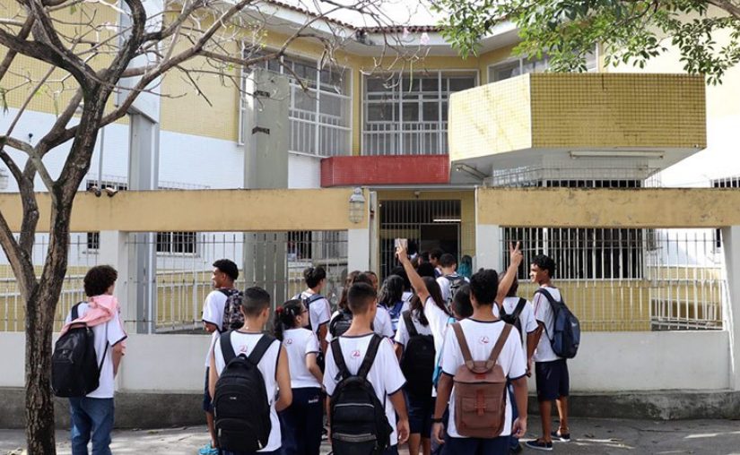 uniforme escolar a alunos da rede pública