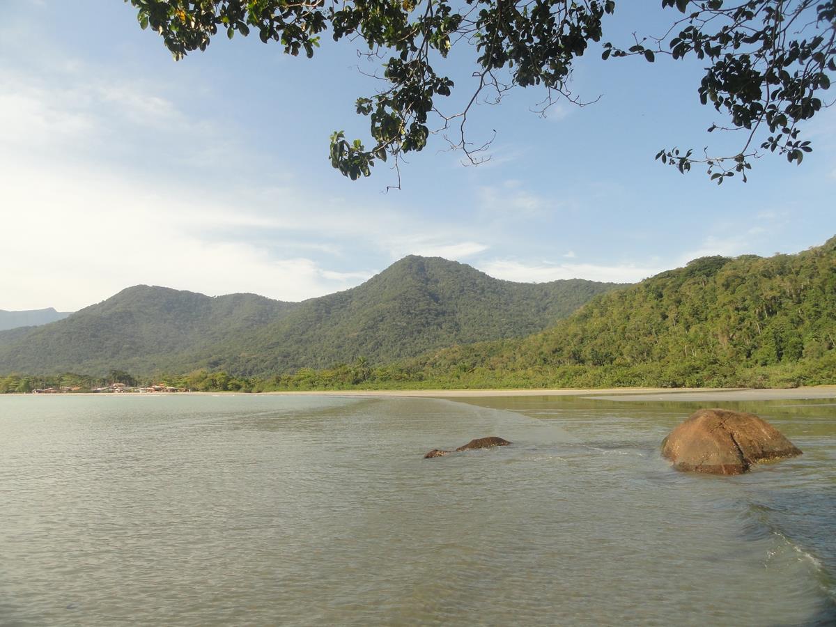 Praia do Estaleiro em Ubatuba: um refúgio de paz e natureza