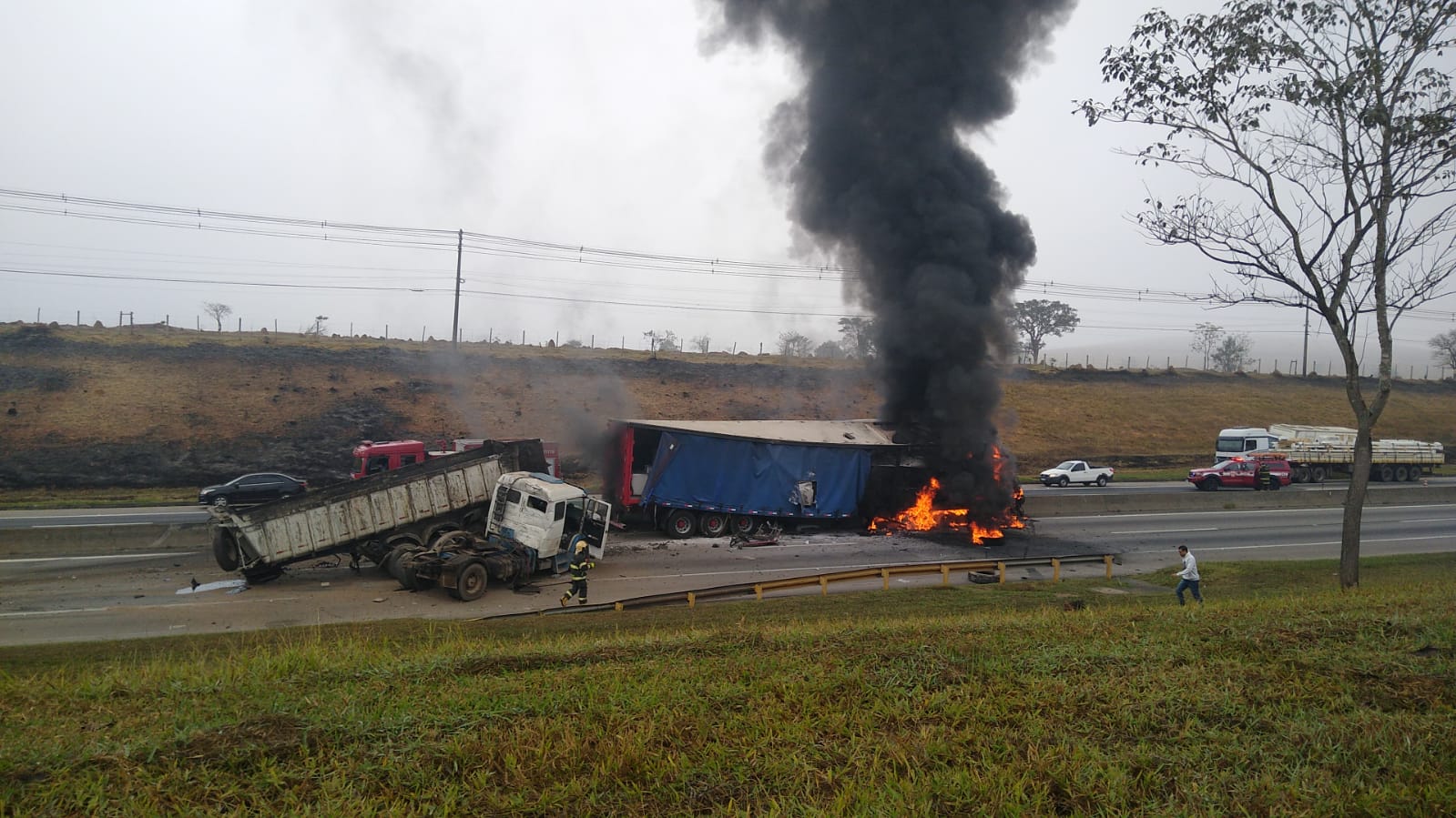 Acidente entre duas carretas interdita Via Dutra em São José dos Campos