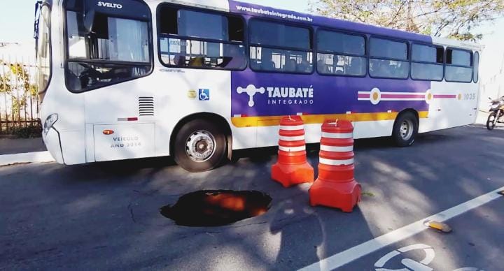 Cratera se abre em avenida de grande movimento em Taubaté