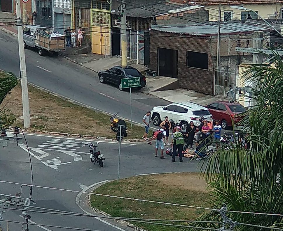 Acidente entre carro e moto deixa dois feridos em São José dos Campos