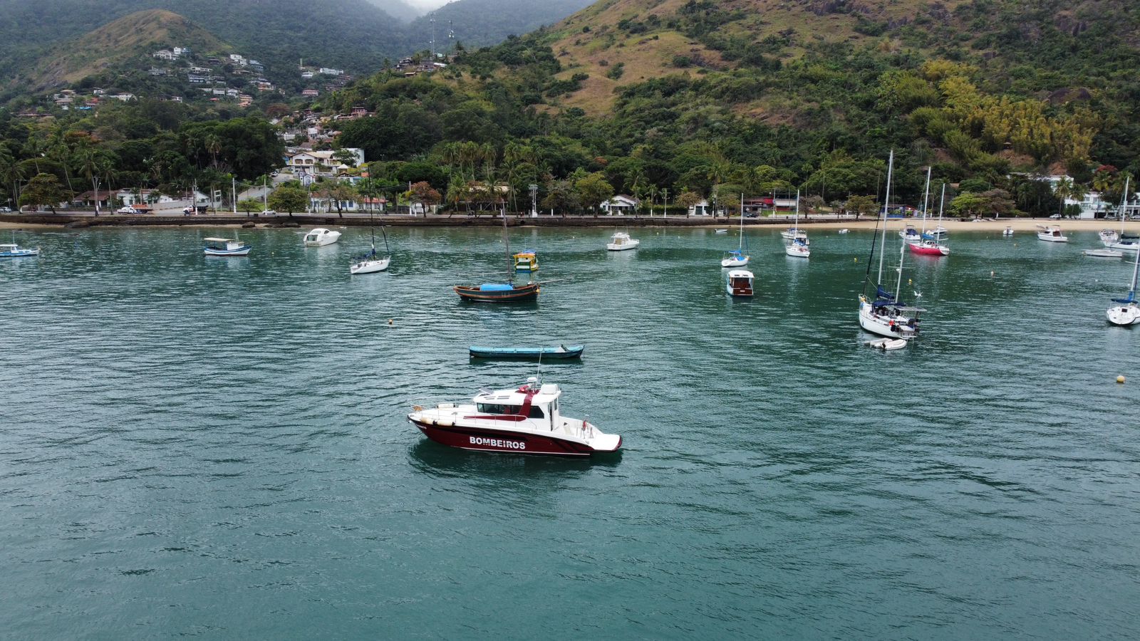 Bombeiros encontram corpo de homem desaparecido no mar em Ilhabela