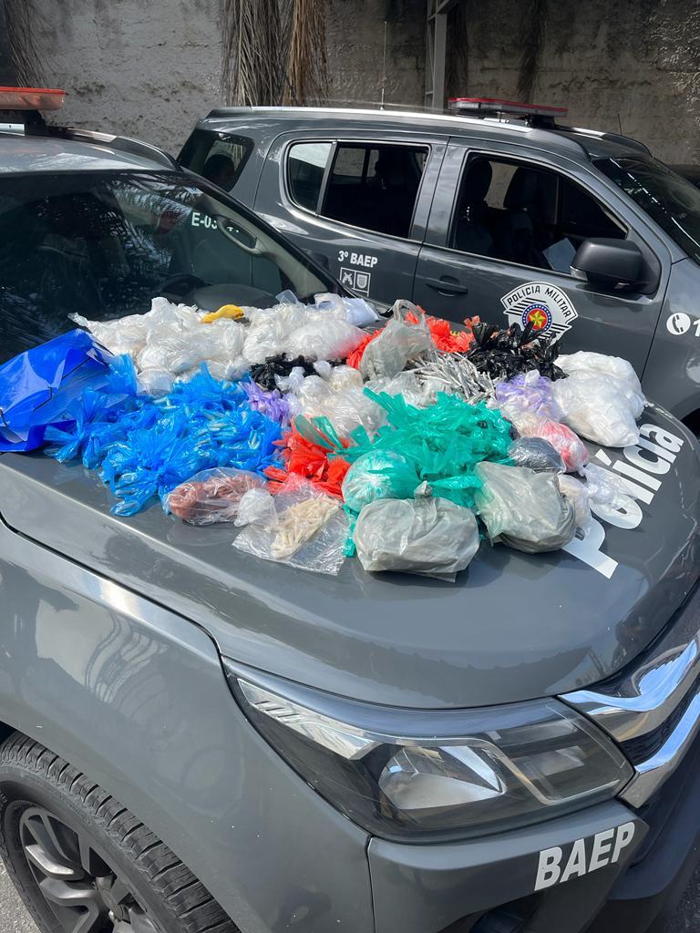 PM prende quatro homens e apreende quase 9 kg de drogas em Pindamonhangaba