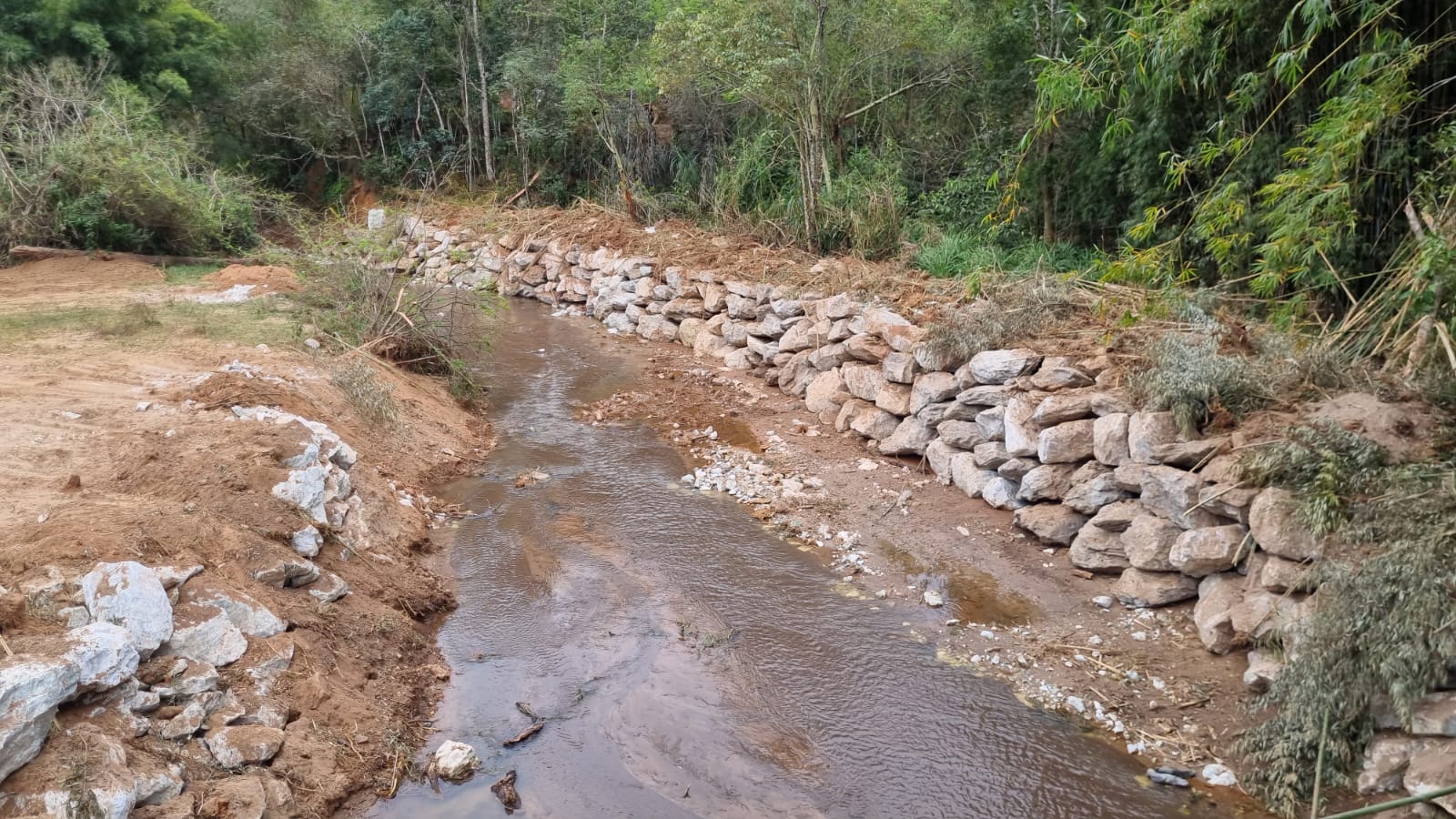 Obras de parceiros ajudam Prefeitura de Taubaté em estradas da zona rural