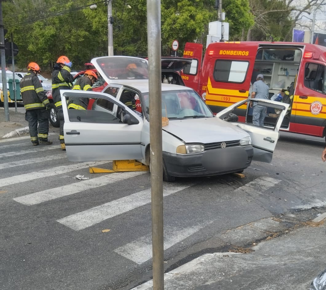 Idosos ficam feridos em acidente entre carro e guincho em São José dos Campos