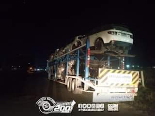 PM de Jacareí prende dois envolvidos em roubo de caminhão cegonha com 11 carros e retenção de vítima