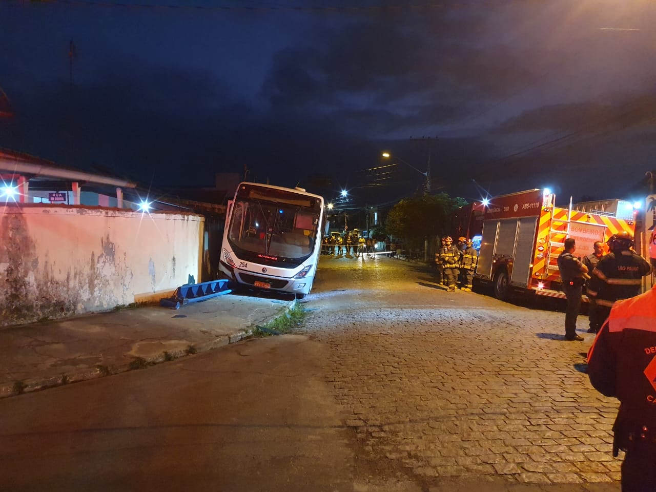 Ônibus invade ponto em Caçapava, atropela e mata uma mulher